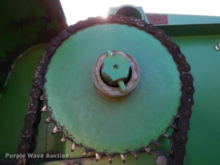 image for item DH2351 John Deere 375 round baler