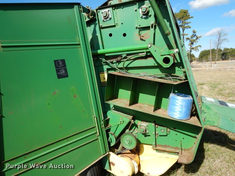 image for item DH2351 John Deere 375 round baler