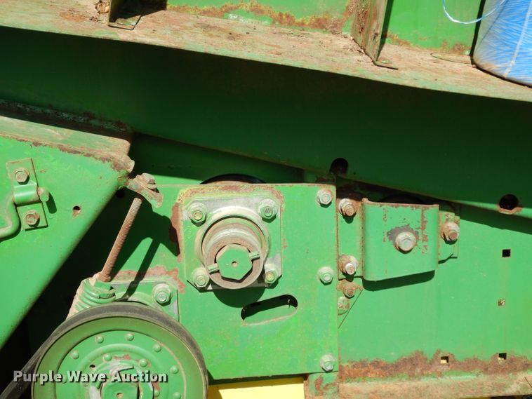 image for item DH2351 John Deere 375 round baler