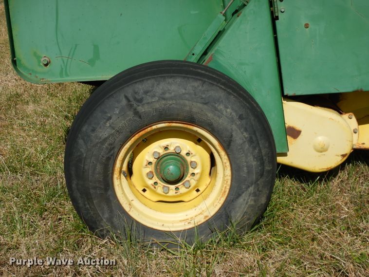 image for item DH2351 John Deere 375 round baler