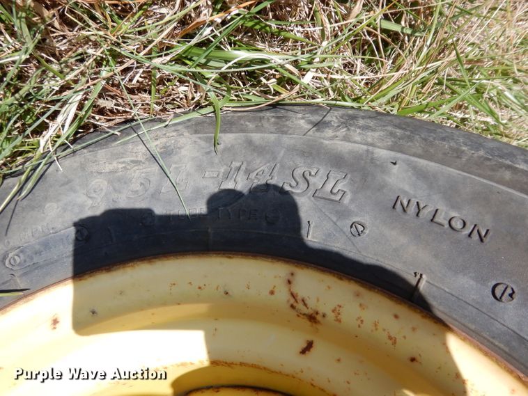 image for item DH2351 John Deere 375 round baler