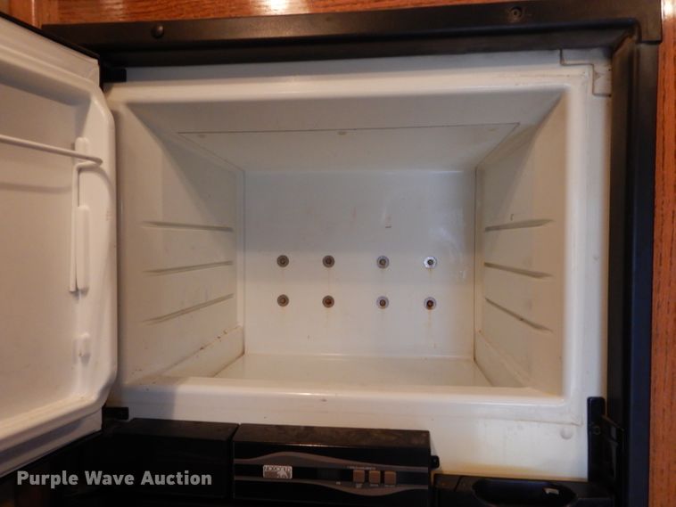 image for item DH3727 2006 Platinum horse trailer