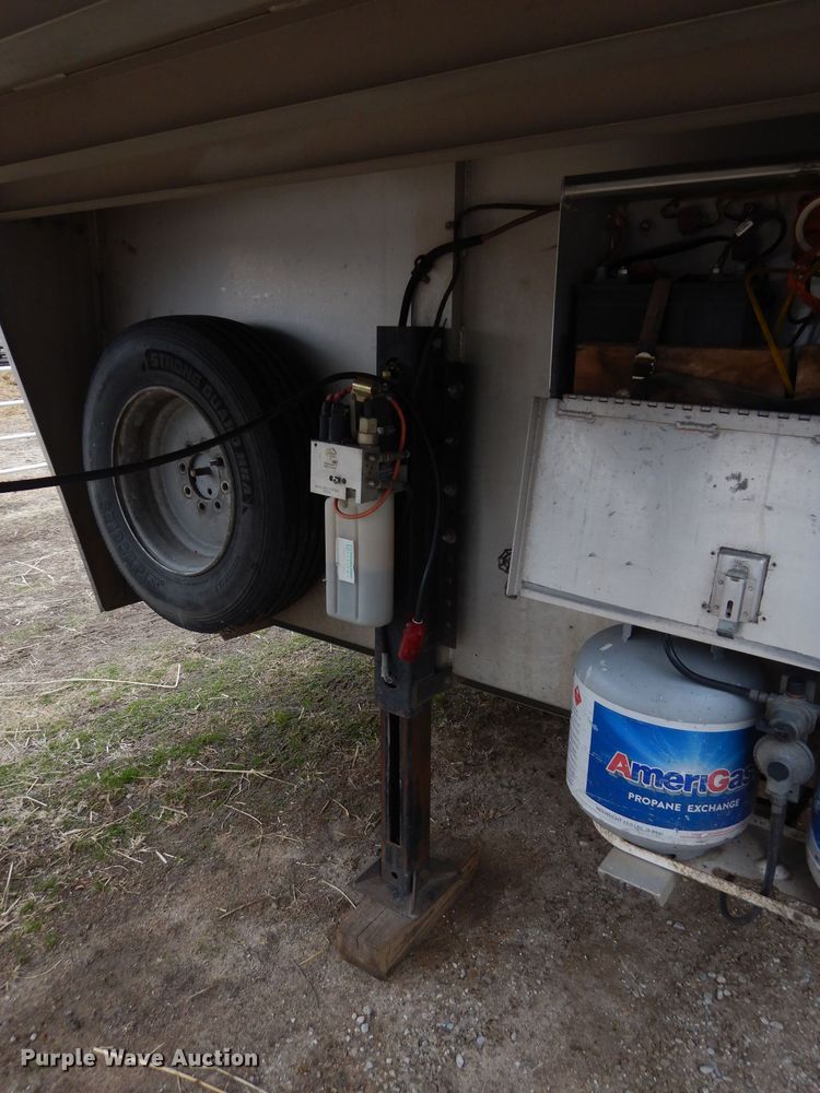 image for item DH3727 2006 Platinum horse trailer