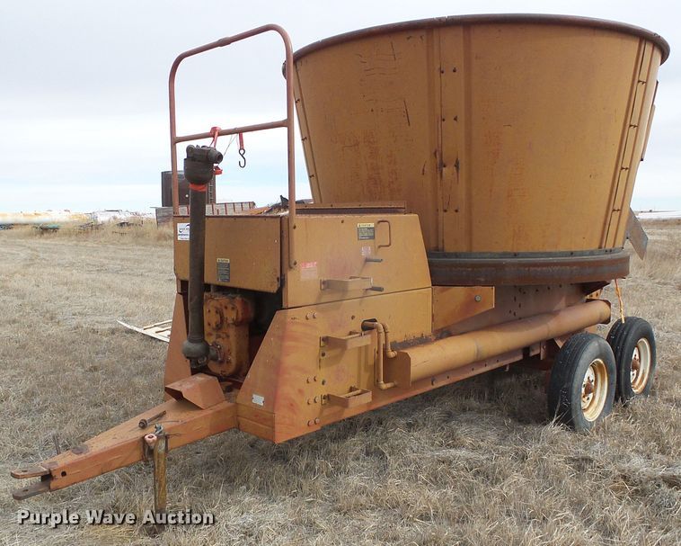 image for item DH4773 International 750 tub grinder