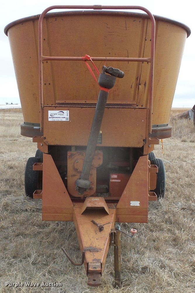 image for item DH4773 International 750 tub grinder