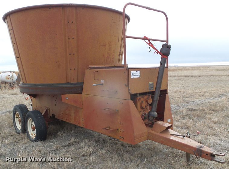 image for item DH4773 International 750 tub grinder