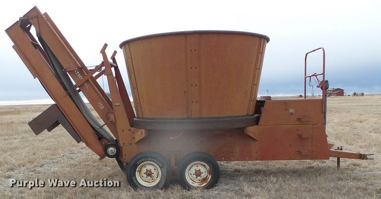 image for item DH4773 International 750 tub grinder