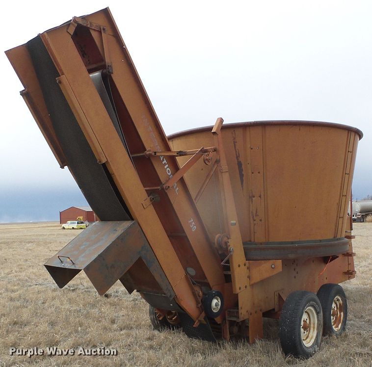 image for item DH4773 International 750 tub grinder