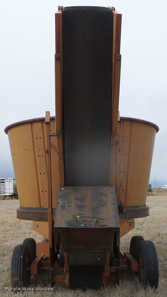 image for item DH4773 International 750 tub grinder