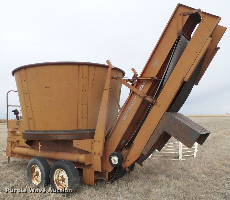 image for item DH4773 International 750 tub grinder