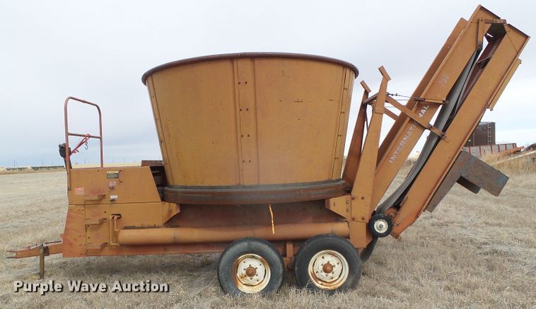 image for item DH4773 International 750 tub grinder