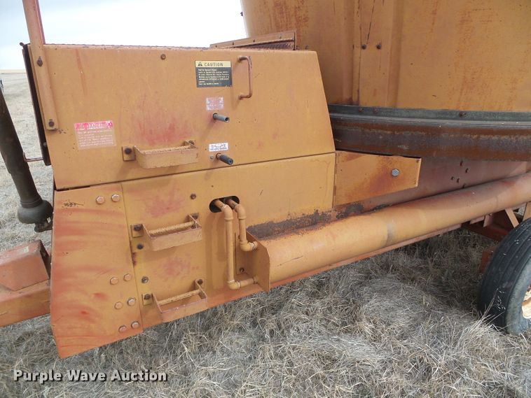 image for item DH4773 International 750 tub grinder