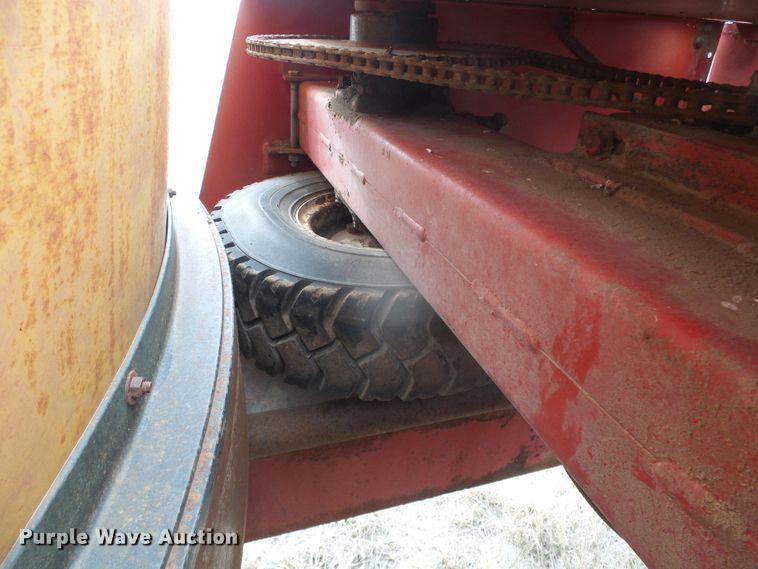 image for item DH4773 International 750 tub grinder