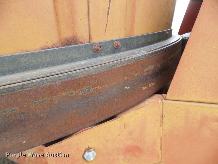 image for item DH4773 International 750 tub grinder