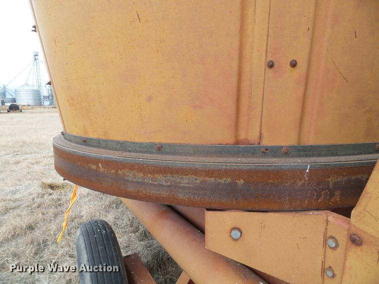 image for item DH4773 International 750 tub grinder