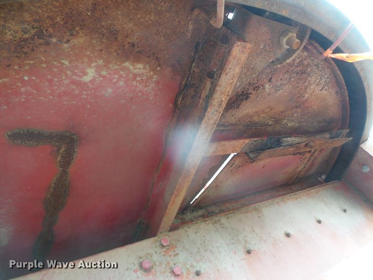 image for item DH4773 International 750 tub grinder