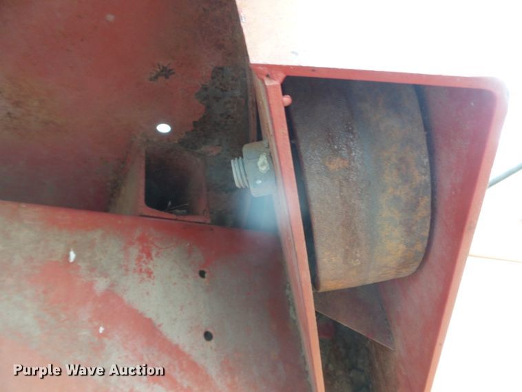 image for item DH4773 International 750 tub grinder