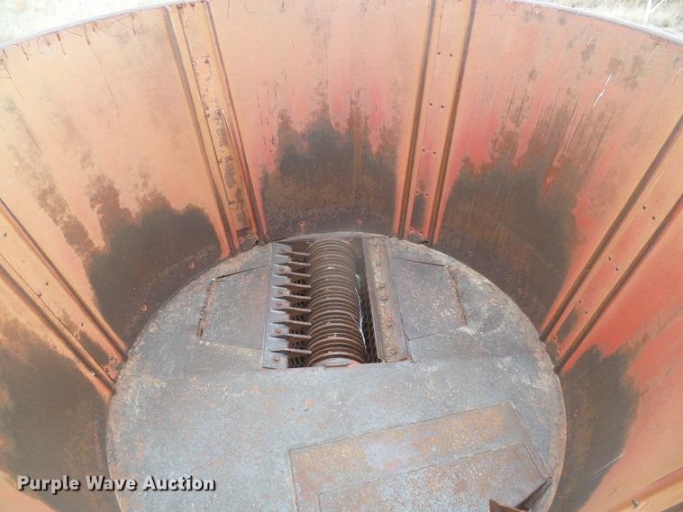 image for item DH4773 International 750 tub grinder