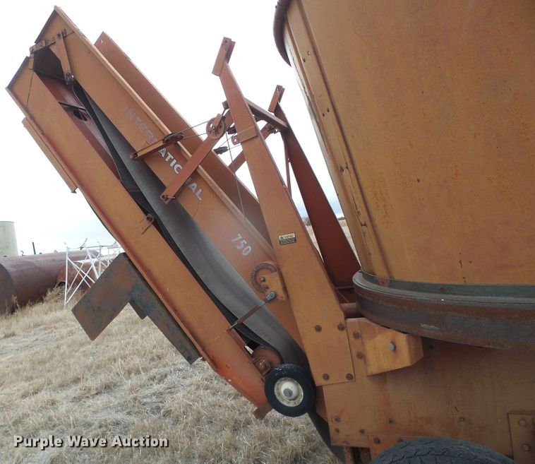 image for item DH4773 International 750 tub grinder