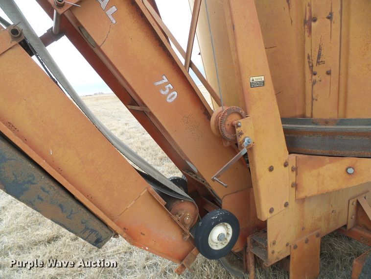 image for item DH4773 International 750 tub grinder