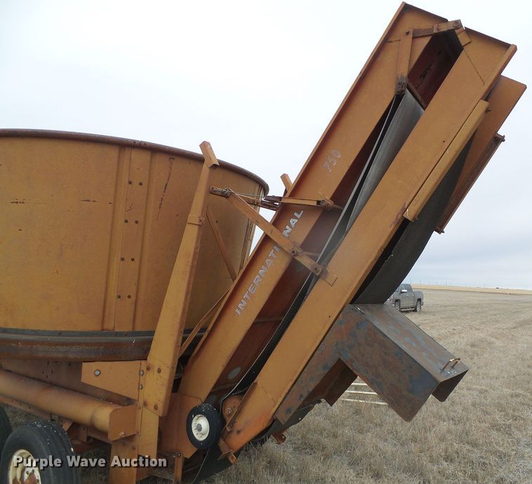 image for item DH4773 International 750 tub grinder