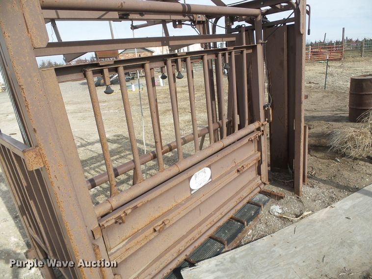 image for item DH4779 Blattner B Bar D livestock chute