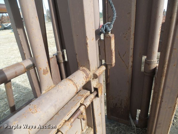 image for item DH4779 Blattner B Bar D livestock chute