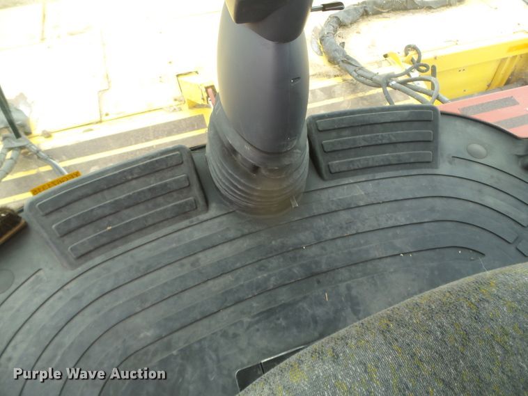 image for item DH4780 2014 New Holland Speedrower 240 windrower