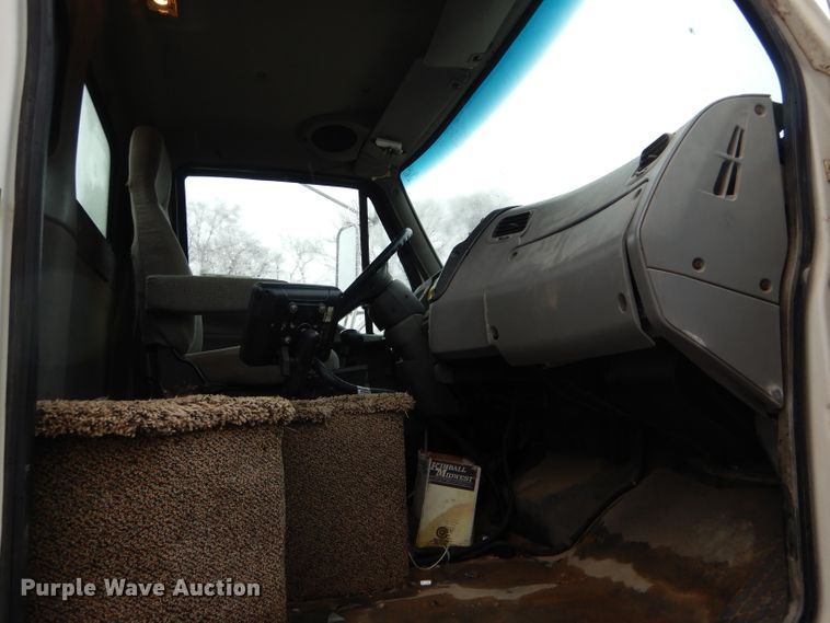 image for item DH6354 1999 Sterling L-Line applicator truck