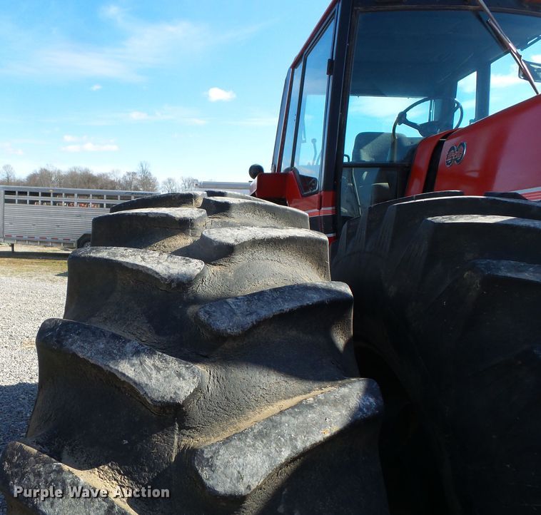 image for item DH7841 1982 International 6588 4WD tractor