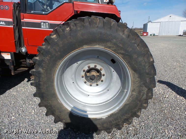 image for item DH7841 1982 International 6588 4WD tractor
