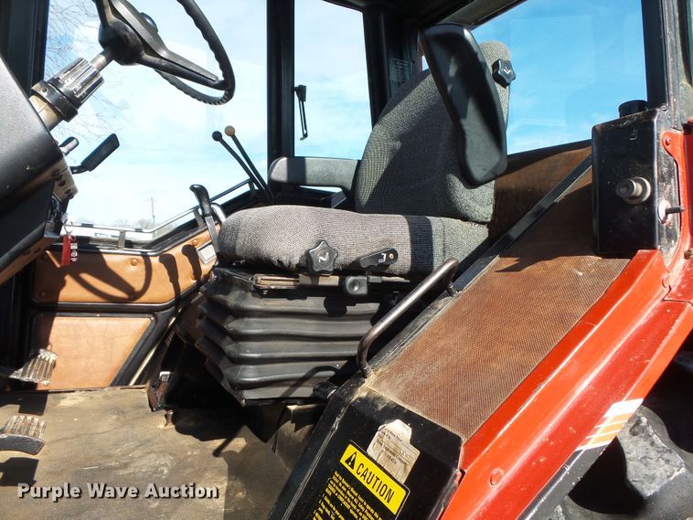image for item DH7841 1982 International 6588 4WD tractor