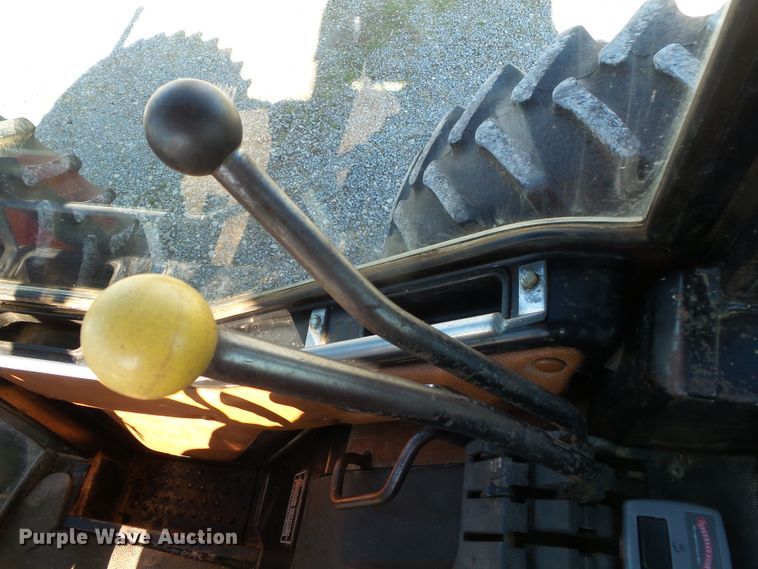 image for item DH7841 1982 International 6588 4WD tractor