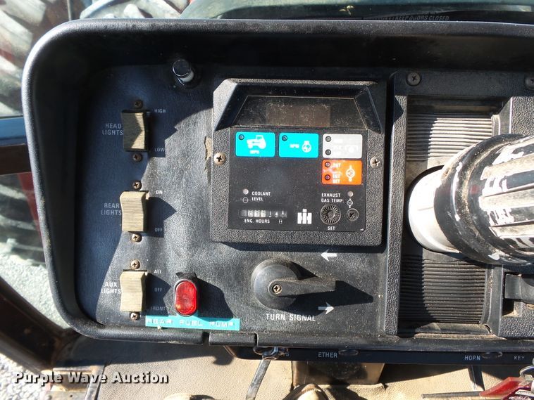 image for item DH7841 1982 International 6588 4WD tractor