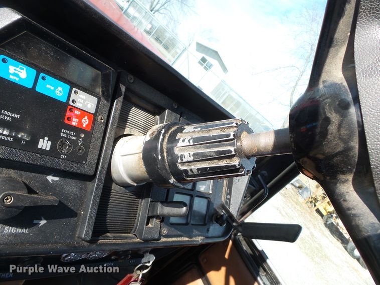 image for item DH7841 1982 International 6588 4WD tractor