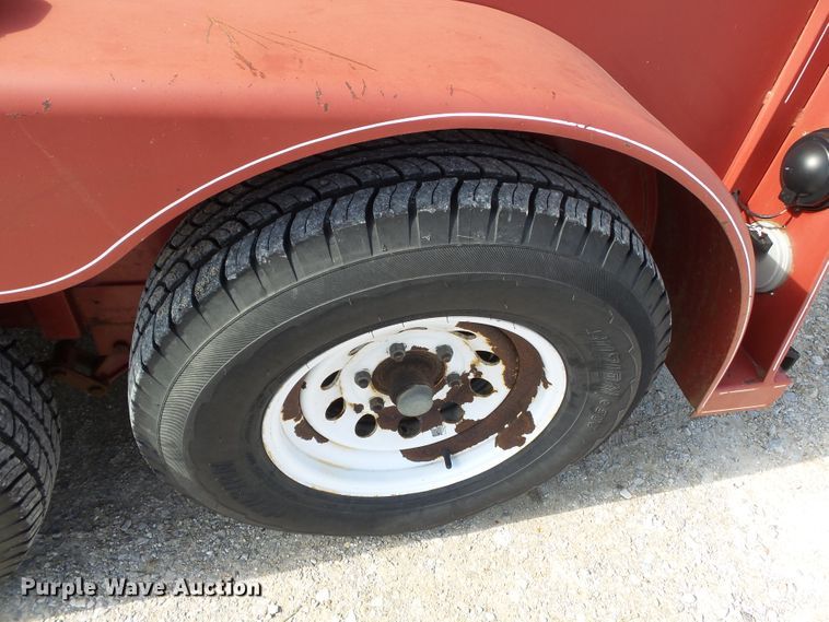 image for item DH7874 2001 Road Ranger livestock trailer