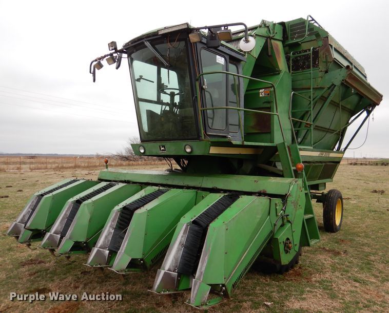 image for item DI0019 1994 John Deere 7445 cotton stripper