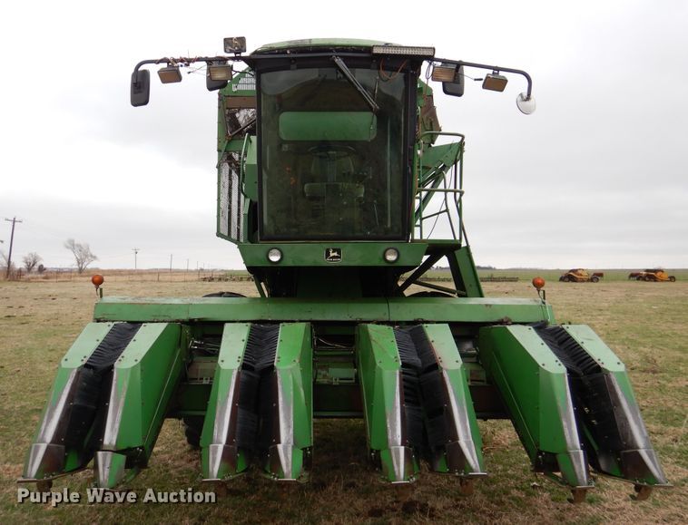 image for item DI0019 1994 John Deere 7445 cotton stripper