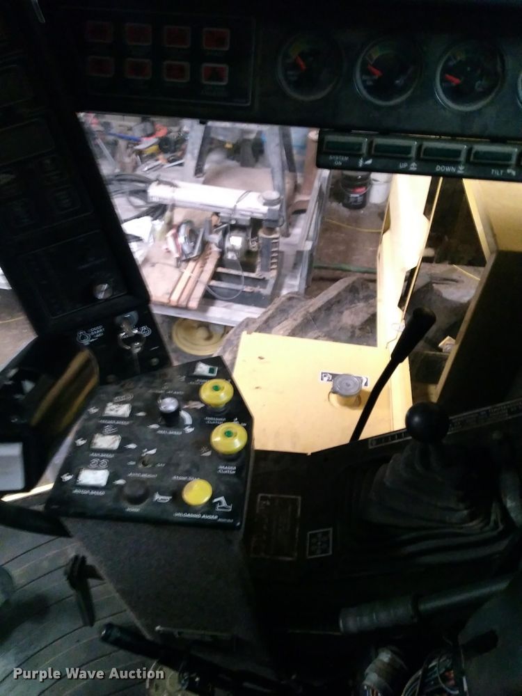 image for item ER9863 1996 New Holland TR98 RWA combine