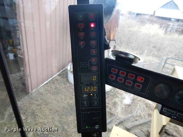 image for item ER9863 1996 New Holland TR98 RWA combine