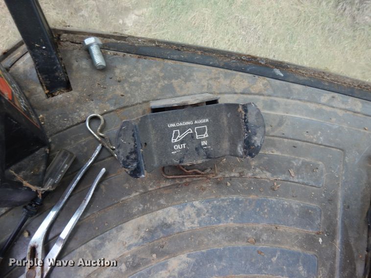 image for item ER9863 1996 New Holland TR98 RWA combine