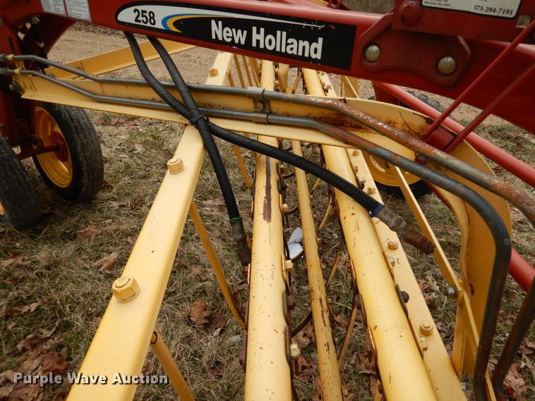 image for item GB9779 2006 New Holland Rolabar 258 hay rake
