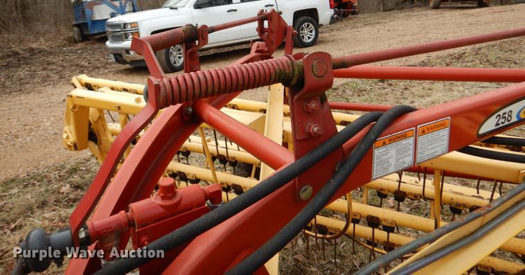 image for item GB9779 2006 New Holland Rolabar 258 hay rake