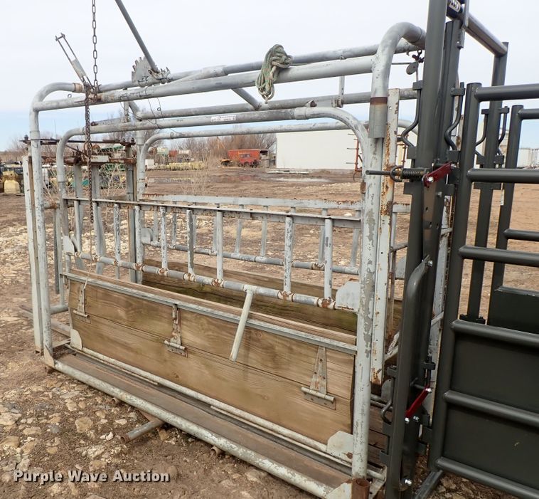 Livestock squeeze chute in Kinsley, KS Item GW9218 sold Purple Wave
