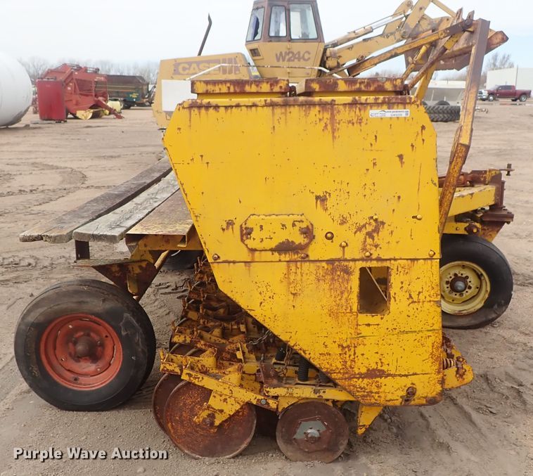 image for item GW9250 HayBuster 1206 grain drill