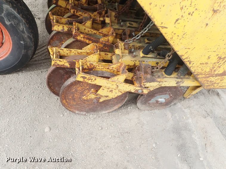 image for item GW9250 HayBuster 1206 grain drill