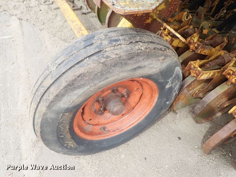 image for item GW9250 HayBuster 1206 grain drill