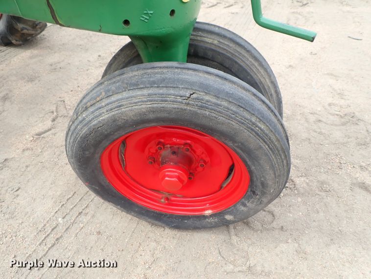 image for item GW9253 Oliver 60 row crop tractor