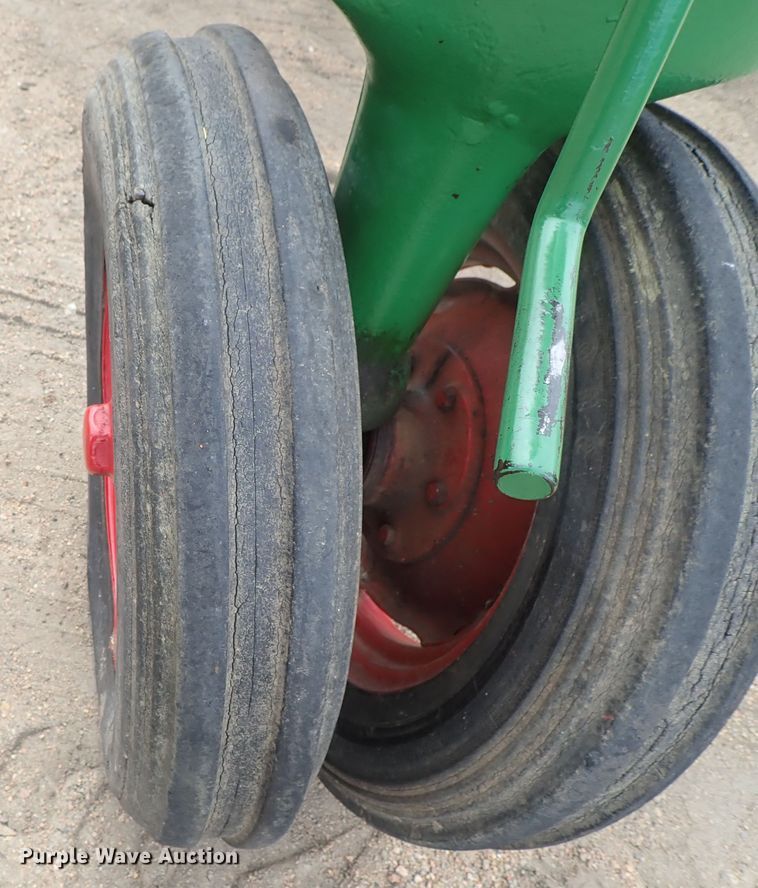 image for item GW9253 Oliver 60 row crop tractor