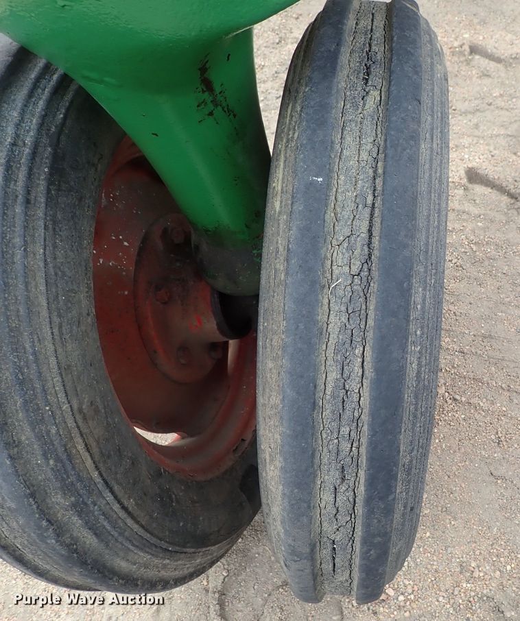 image for item GW9253 Oliver 60 row crop tractor